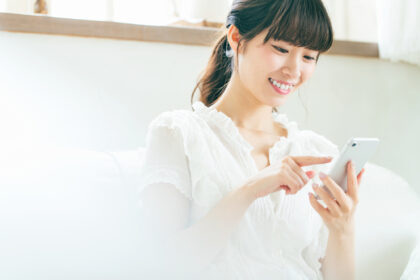 スマホをみる女性