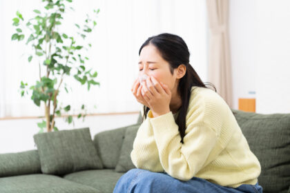 鼻血をおさえる女性