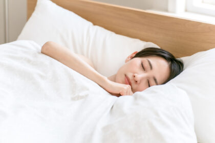 自宅のベッドで眠る女性